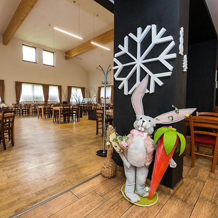 Penzion A Restaurace U Sousedu سترازني المظهر الخارجي الصورة