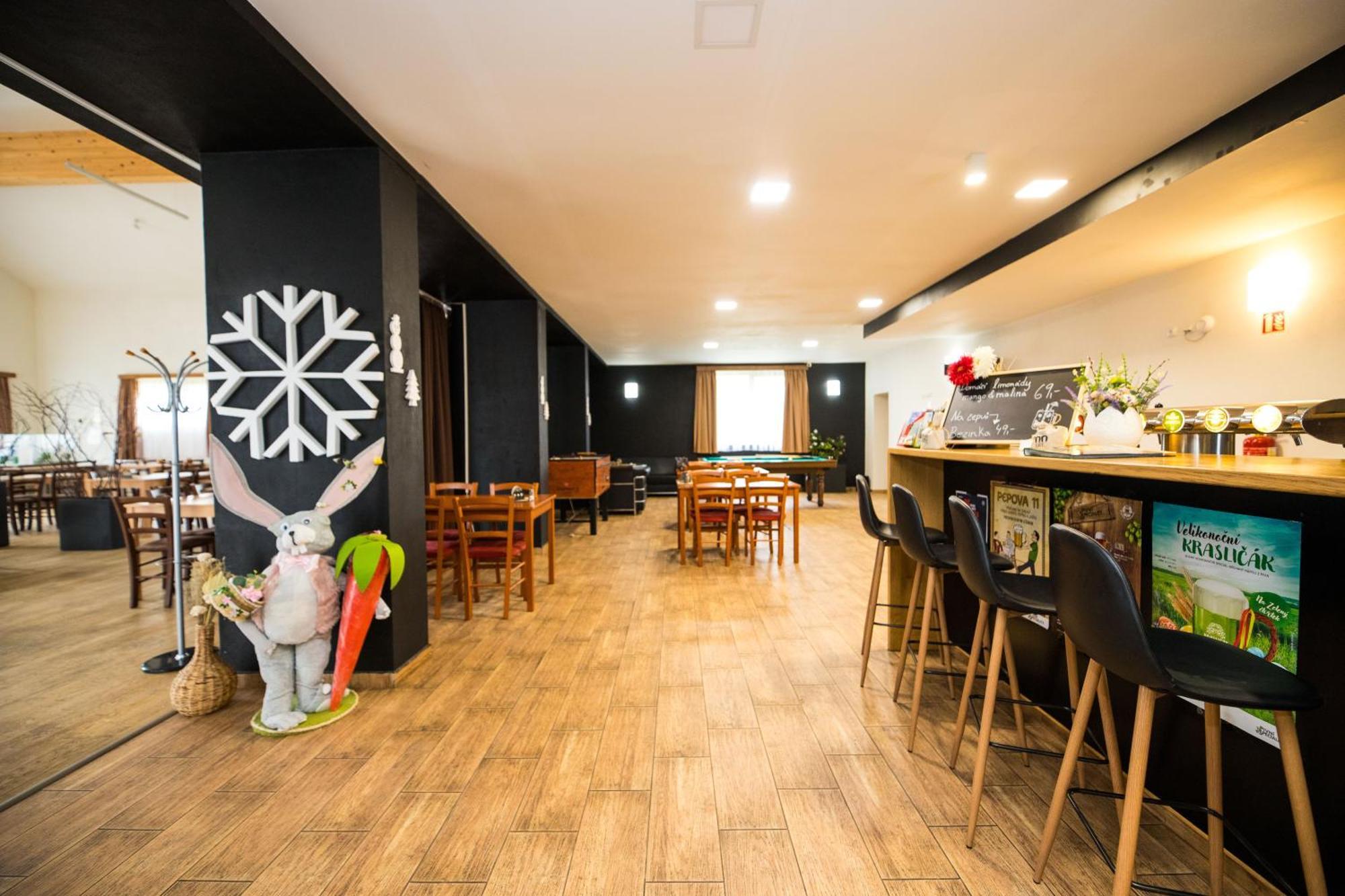 Penzion A Restaurace U Sousedu سترازني المظهر الخارجي الصورة