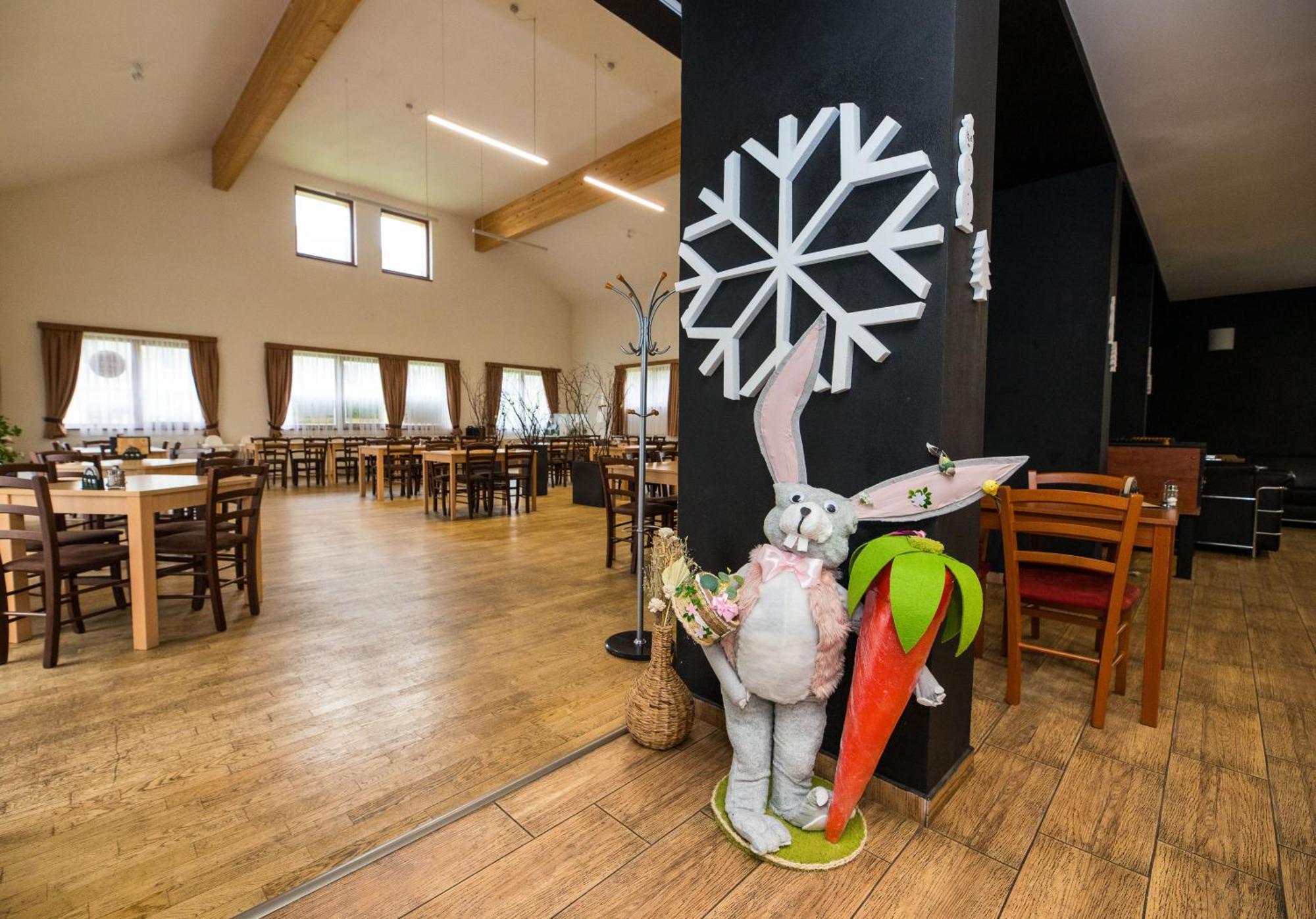 Penzion A Restaurace U Sousedu سترازني المظهر الخارجي الصورة